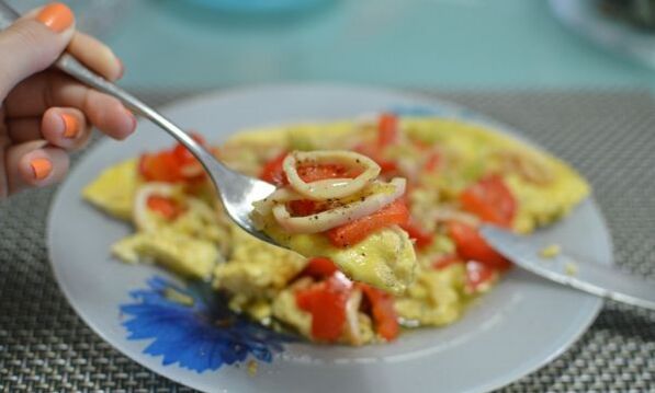 trứng tráng với mực cho một chế độ ăn kiêng protein