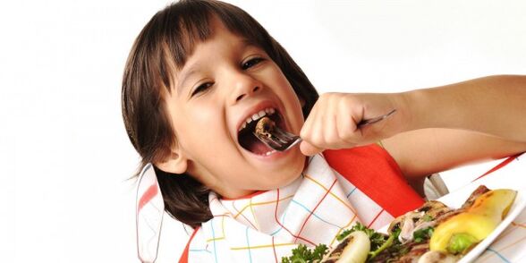 đứa trẻ ăn rau theo chế độ ăn kiêng bị viêm tụy