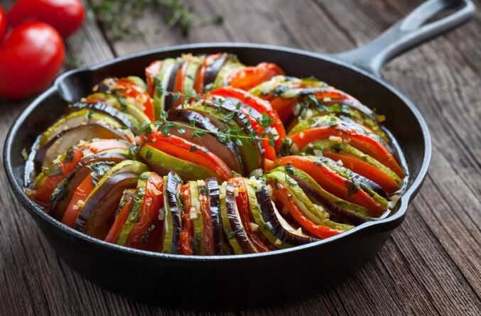 Trang trí với cà chua và zucchini